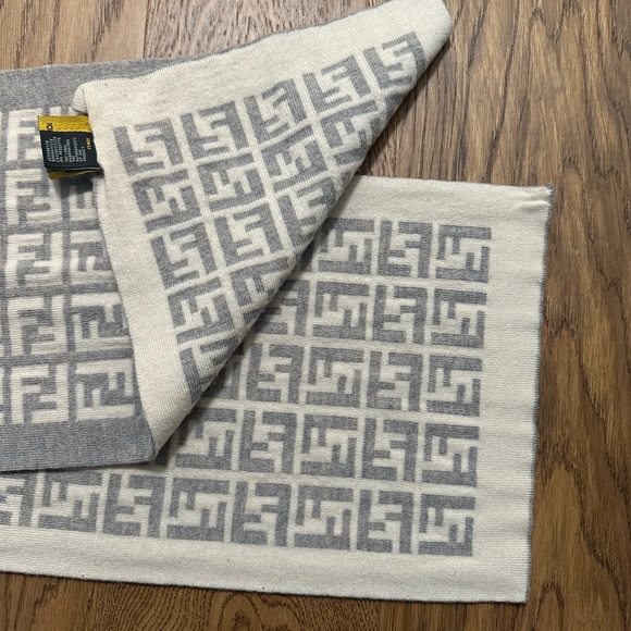 FENDI | Gray & Cream Monogram Scarf - AUTHENTIC - Picture 4 of 8